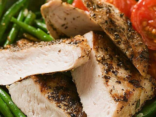 Grilled chicken, green beans and tomatoes