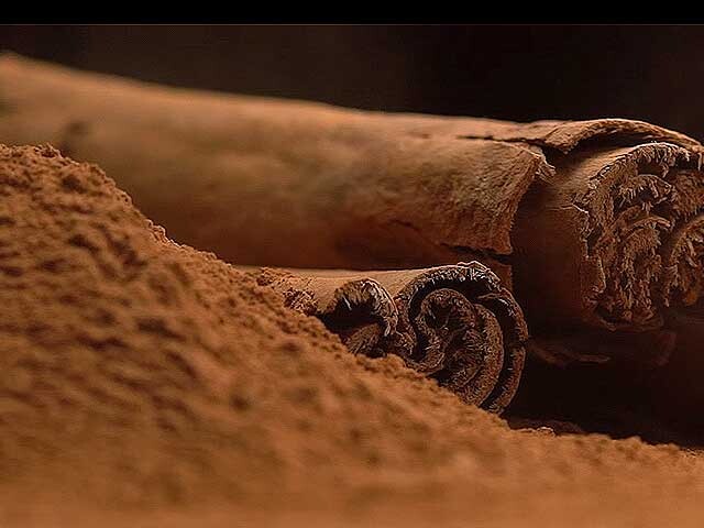 cinnamon sticks and ground cinnamon