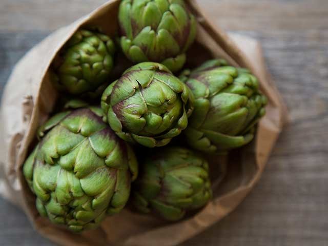 Preparing an artichoke: Fresh artichokes in a paper bag