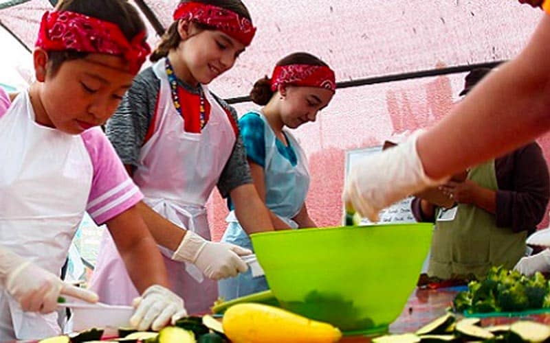 kids serving homegrown food