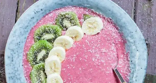 Refreshing Raspberry Smoothie Bowl
